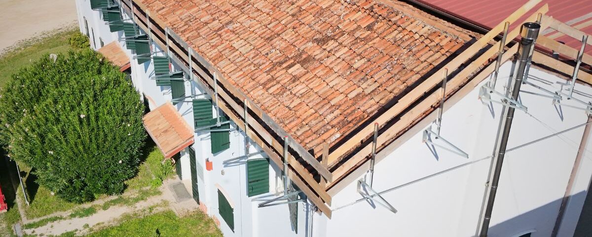 Parapetti anticaduta, DPC, Civer Coperture Vicenza, lavorare in quota, rifacimento tetto, impalcature, sicurezza sul lavoro, manutenzione straordinaria coperture